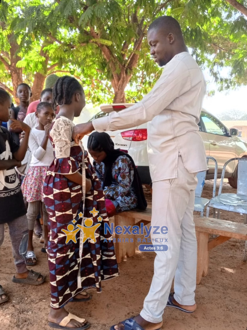 Un Acte de Dévouement : Brahima Dao, Le couturier au Service de Nos Enfants pour le Noël du Partage et des Sourires