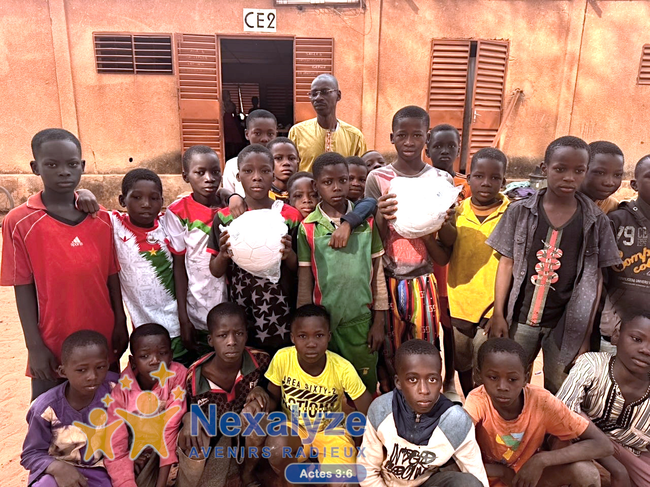 L’équipe de soccer Nexalyze reçoit 2 nouveaux ballons