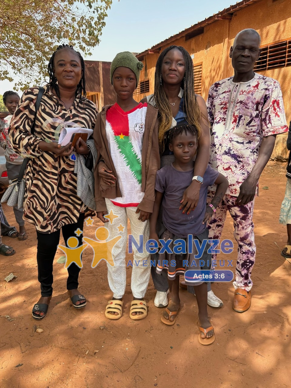 La fondatrice rencontre et encourage les 2 premières de leur classe (CM1 et CE2)